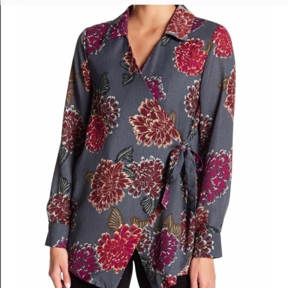 Emelia Carnation Floral Wrap Blouse in Gray Size L